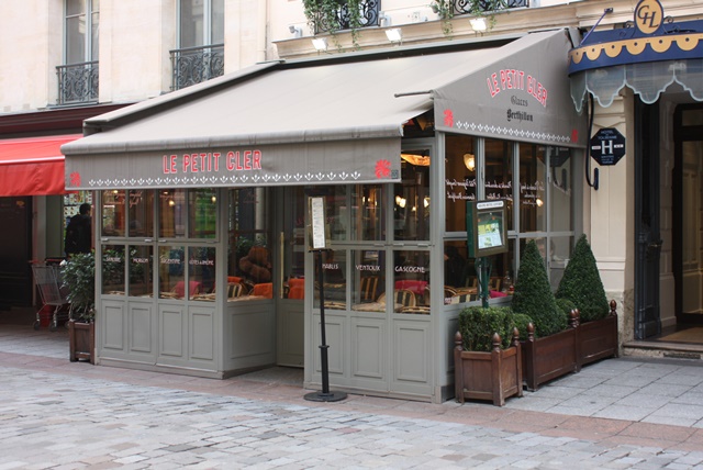 Terrasses couvertes de cafés-restaurants et façades de boutiques