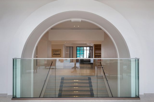 Garde-corps en verre sur-mesure et balustrades vitrées pour escaliers intérieurs ou extérieurs