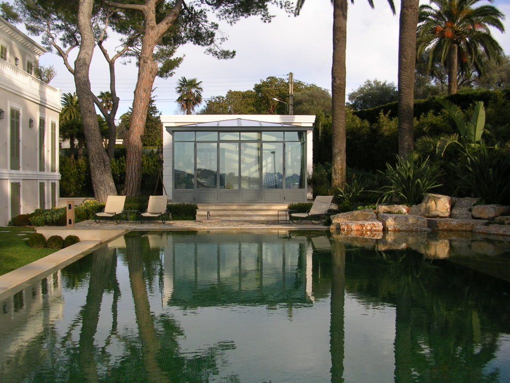 Une piscine couverte, un jacuzzi, un spa ou un pool house dans une véranda métallique