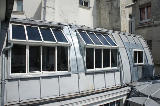 Verrière de toit en acier sur une toiture en zinc